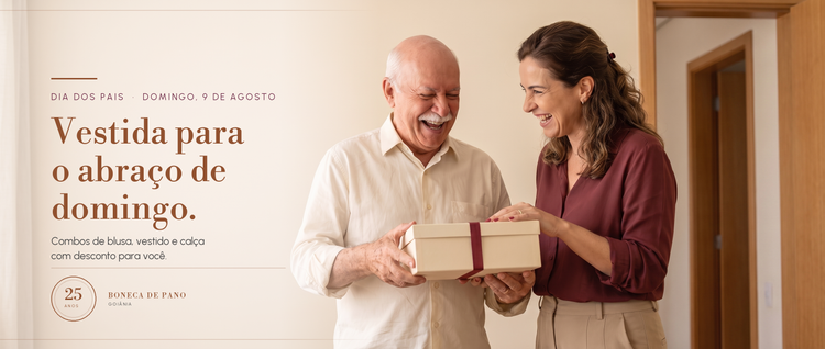 Filha entrega uma caixa de presente ao pai, os dois rindo. Dia dos Pais, domingo 9 de agosto — combos de blusa, vestido e calça com desconto