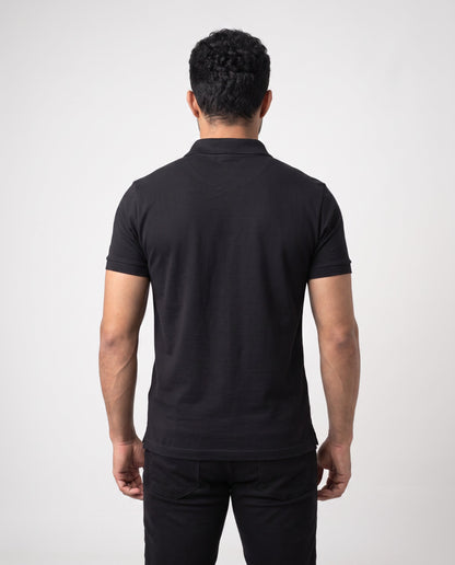 Polo MC Piquet preta masculina — vista das costas