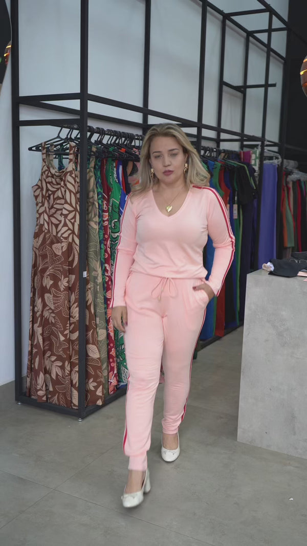Conjunto de Moletom Jade — vídeo no corpo